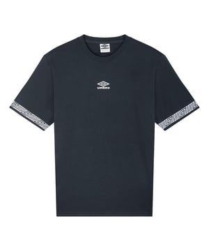 100% Katoen. Ontwerp: Geborduurd logo. Halslijn: Crew Neck, Ribbed. Manchet: Bedrukt. Mouwtype: Korte mouwen. Getapete details. Pasvorm: Relaxed model. M: 40 in. L: 43 in.