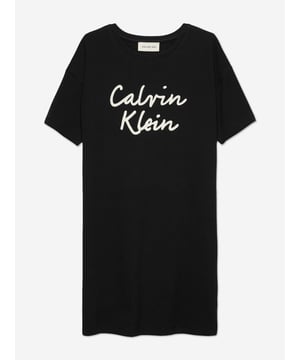Introducing the Calvin Klein Girls Script Logo T-Shirt Dress in Blackan essential addition for the coming SS2025 season. Uniting effortless style with comfort, this piece is designed to resonate with youthful elegance. Sleek Monochrome Design Crafted with a bold, all-black palette, ensuring it pairs seamlessly with any ensemble. Iconic Script Branding Featuring Calvin Kleins signature logo for a touch of designer prestige. Soft, Durable Fabric Constructed from premium materials for long-lasting comfort during all her daily adventures.Elevate her wardrobe with this exquisite T-shirt dress from Calvin Klein. Perfect for making a polished statement in casual chic.