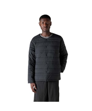 100% Nylon. Gewebe: Gesteppt. Design: Unifarben. Gewebetechnik: Atmungsaktiv, Leicht, Thermisch. Ohne Kragen, Rundhalsausschnitt. Bündchen: Elastisch. Gepolstert, Wattiert. Langärmlig. Druckknopf. Saum: Gerade. M: 104 cm. L: 112 cm. XL: 119,38 cm. XXL: 127 cm.