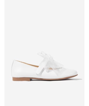 Introducing the exquisite Girls Bow Shoes in White by andanines, a splendid addition to any young lady's SS2025 wardrobe. Crafted in the heart of Spain, these shoes promise elegance and unparalleled quality:

Spanish Craftsmanship: Meticulously handmade in Spain, ensuring each pair meets high standards of quality and luxury.

Chic White Hue: Immaculate white colour enhances their versatility and adds a touch of sophistication.

Delightful Bow Detail: Adorned with a charming bow, these shoes offer a perfect blend of cuteness and style.

Step into style with the andanines Girls Bow Shoes in White—where comfort meets chic sophistication. Perfect for special occasions or everyday elegance. Order now!