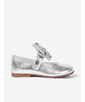 Introducing the exquisite Girls Diamante Bow Shoes in Silver by Andanines, the epitome of Spanish craftsmanship perfect for SS2025. Each pair promises to elevate your little girl's wardrobe with its unparalleled elegance and premium features:

Luxuriously Handcrafted in Spain: Meticulously designed for superior quality and exquisite attention to detail.

Dazzling Diamante Embellishments: Each shoe is adorned with sparkling diamantes, adding a touch of glamour and sophistication.

Sumptuous Silver Hue: Rendered in a stunning silver, these shoes are versatile enough to complement any outfit.

Elevate her style with the Girls Diamante Bow Shoes in Silver from Andanines. Secure yours today and let her shine with confidence!