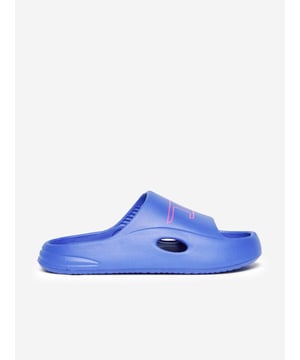 Diesel envision unique, sophisticated portraits in their beautiful aesthetics. These kids logo sliders in blue are made from a chunky, cut-out profile via from ultra-lightweight waterproof EVA.

Supersized D Logo Print Adorns the Strap
100% EVA