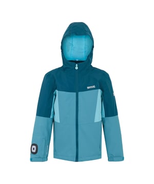 100% Polyester. Füllung: Isoliert, Thermo-Guard-Isolierung. Füllung GSM: 140. Außenmaterial GSM: 110. Design: Kontrasteinsatz, Logo. Gewebetechnik: Atmungsaktiv, Dauerhaft wasserabweisende Oberfläche, Isotex 15000, Wasserfest, winddicht. 3 Helligkeitsstufen, 360 Grad Reflektion, "Brite Lite" Ärmel-Lampe, Eingebaute Batterie, Wiederaufladbare Batterie, Reflektierende Leiste, Versiegelte Nähte, Reißverschlussschutz. Bündchen: anpassbar, Klettverschlussriemen. Mit Kapuze. Langärmlig. Kapuzenmerkmale: Elastisch, angenähte Kapuze. Taschenart: Zwei Seitentaschen, Reißverschluss. Durchgehender Reißverschluss. Atmungsaktivitätsbewertung: 15000. Saum: anpassbar. Hinweis: Gedrucktes Namensschild bis 8 Jahre, Shockcord Hem Alter ab 7. Nachhaltigkeit: Aus recyceltem Material. 158: 81,28 cm. 122: 63,5 cm. 164: 86,36 cm. 128, 134: 66 cm. 170-176: 90,17 cm. 146: 75 cm. 146-152: 78,74 cm. 140: 72,4 cm. 116: 61 cm. 104: 56 cm.