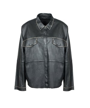 Ein echtes Statement-Piece! Dieses oversized Lederhemd sorgt für eine lässige Silhouette. Ungefüttert und mit Nieten ausgestattet, bietet sie einen modernen Look.