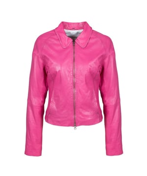 Diese Lederjacke vereint klassisches Design mit modernen Akzenten. Das hochwertige Leder sorgt für eine edle Optik und angenehmen Tragekomfort. Die Jacke verfügt über einen Reißverschluss und praktische Taschen, die sowohl funktional als auch stilvoll sind.