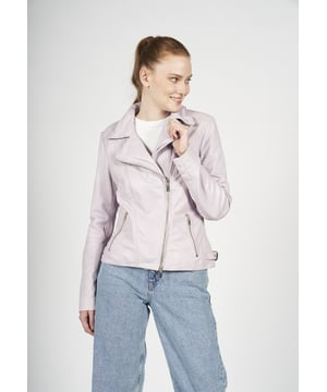 Der asymmetrische Reißverschluss verleiht dieser Lederjacke eine rockige, dynamische Note und macht sie zum Blickfang. Der taillierte Schnitt betont die weibliche Silhouette.