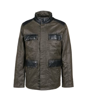 Ein echtes Statement-Piece! Diese Lederjacke mit Materialmix kombiniert klassischen Stil mit modernen Akzenten. Der gerade Schnitt und die hochwertige Verarbeitung sorgen für einen zeitlosen Look. Praktische Details wie aufgesetzte Brusttaschen mit Patten und Druckknöpfen machen sie sowohl funktional als auch modisch.