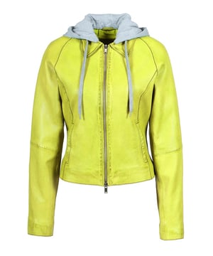 Diese moderne Lederjacke kombiniert sportliche Lässigkeit mit eleganter Note. Der figurbetonte Schnitt sorgt für eine feminine Silhouette, während die Kapuze mit Kordelzug dem Look eine urbane, entspannte Ausstrahlung verleiht. Ein durchgehender Reißverschluss und zwei seitliche Eingrifftaschen runden das Design funktional ab.