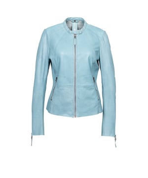 Diese edle Lederjacke vereint zeitloses Design mit modernem Chic. Der schmale Schnitt sorgt für eine feminine Silhouette, während der hochwertige Reißverschluss und die dezenten Ziernähte sportliche Akzente setzen. Praktische seitliche Reißverschlusstaschen und Reißverschlüsse an den Ärmeln runden den Look ab.