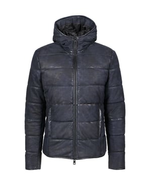 Diese wattierte Lederjacke vereint klassischen Stil mit modernen Akzenten. Der gerade Schnitt und die hochwertige Verarbeitung sorgen für einen zeitlosen Look. Praktische Details wie die Kapuze und die Wattierung machen sie sowohl funktional als auch modisch.