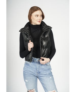 Diese trendige Lederweste überzeugt mit sportlich-modernem Design und hohem Tragekomfort. Die leichte Steppoptik verleiht ihr einen dynamischen Look, während der hohe Stehkragen zusätzlichen Schutz und Wärme bietet. Der durchgehende Reißverschluss und seitliche Eingrifftaschen machen sie zum praktischen Begleiter für den Alltag. Ideal für Layering-Looks – ob über Pullover, Hoodie oder Longsleeve.