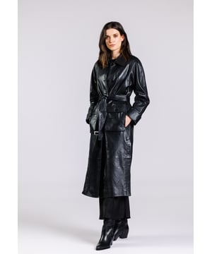 Dieser elegante Ledertrenchcoat kombiniert klassischen Stil mit modernen Akzenten. Der taillierte Schnitt und der breite Reverskragen verleihen ihm eine zeitlose Silhouette. Mit praktischen Details wie aufgesetzten Taschen und einem abnehmbaren Gürtel bietet er sowohl Funktionalität als auch modischen Chic.