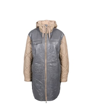 Eine stilvolle Kombination aus Mantel und Parka mit Kapuze, die Komfort und Schutz vereint. Der Mantel ist wattiert und aus einem Materialmix gefertigt, was ihm Wärme und Strapazierfähigkeit verleiht. Stoffärmel sorgen für Bewegungsfreiheit und ein angenehmes Tragegefühl.