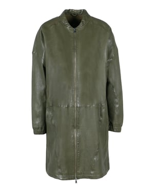 Dieser moderne Damen-Ledermantel überzeugt durch sein minimalistisches Design und seine lässige Passform. Der durchgehende Zwei-Wege-Reißverschluss und der schlichte Rundhalsausschnitt verleihen ihm einen cleanen Look. Elastische Ärmelabschlüsse sorgen für angenehmen Tragekomfort, während die dezente Nahtführung die Silhouette elegant unterstreicht.