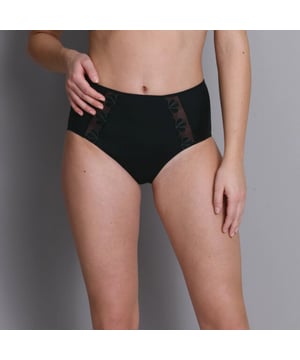 
Sophia Taille Slip 1309

 Met een tailleslip+ kan de comfortbeha van de serie Sophia worden aangevuld tot een klassiek elegante set. Het decoratieve bloemenborduursel van de beha wordt aan de voorkant herhaald en sluit in de taille af met een elastische band. Gemaakt van zachte, elastische stretchstof is de slip licht en comfortabel om te dragen.

 | Materiaal info: 45% polyester 40% polyamide 15% elastaan | Wasinstructie: Handwas niet geschikt voor de droger