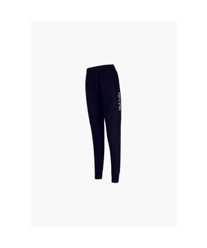 
De daily pants in de kleur zwart en wit is perfect te combineren met de bijpassende daily pants. De ideale outfit om lekker te relaxen. Je kunt het vrijwel bij iedere gelegenheid dragen. De daily pants zit comfortabel en het ademt goed, dat maakt de aanschaf van deze daily pants een prima investering, naast het feit dat de daily pants ook nog eens heerlijk zit. De daily pants heeft een koordsluiting aan de voorzijde en heeft Black Donkey geborduurd op de voorzijde, achterzijde en linkerzijkant. De daily pants is gemaakt van 100% katoen.