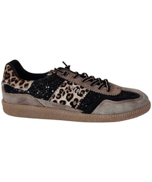 
Dames sneaker van Cetti . Sneaker met losse binnenzool.Super comfortabel.  Materiaal: suede combi. Voering: leer. deels textiel. Kleur: bruin/zwart. Zool: rubber. Hakhoogte: ca 3 cm.
