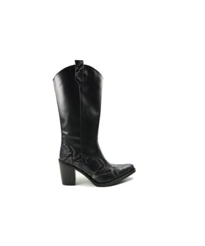 
Dames laars van Emanuele Crasto. Laars in Westernstijl in zwart leer gecombineerd met pythonprint. Deze laars heeft een spitse leest. Materiaal: suede. Voering: leer. Kleur: zwart. Zool: antislip. Hakhoogte: ca 7 cm.`