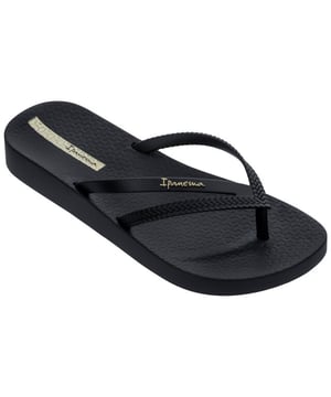 
Ipanema dames slippers

 De Ipanema Bossa Soft heeft een hoog draagcomfort door het verhoogde en voorgevormde voetbed. Het dubbele bandje over de voet biedt goede steun en door de extra dikke zool loop je urenlang heerlijk op je favo slippers. De Bossa Soft is nu verkrijgbaar en past onder elke outfit!

 Handig om te weten:   - Pasvorm: Normale pasvorm
- Banden: De slipper heeft een dubbele band voor extra stabiliteit. - Zool: de slipper heeft een dikke zool voor meer comfort.