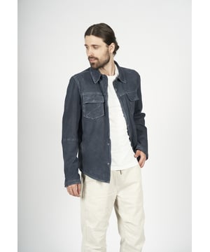 Diese lässige Lederjacke kombiniert den coolen Look und Komfort eines Hemds. Der gerade Schnitt und die praktischen Brusttaschen verleihen ihr einen urbanen Touch. Ideal für einen entspannten, aber dennoch stylischen Auftritt.