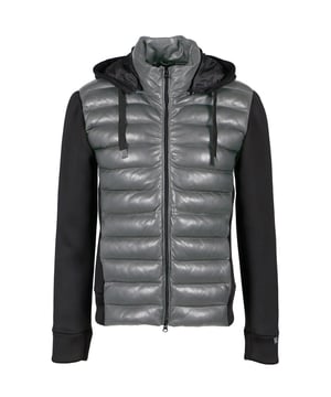 Ein lässiger Klassiker für den urbanen Look: Diese Lederjacke mit Textilärmel und Kapuze überzeugt mit cleanem Schnitt und hochwertigem Material. Reißverschlusstaschen und ein durchgehender Reißverschluss verbinden praktischen Nutzen mit stilvollem Auftreten.