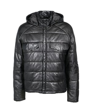 Diese wattierte Lederjacke in Steppoptik kombiniert klassischen Stil mit modernen Akzenten. Der gerade Schnitt und die hochwertige Verarbeitung sorgen für einen zeitlosen Look. Praktische Details wie Reißverschlusstaschen, Kapuze und ein durchgehender Reißverschluss machen sie sowohl funktional als auch stilvoll.