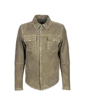 Diese lässige Lederjacke kombiniert den coolen Look und Komfort eines Hemds. Der gerade Schnitt und die praktischen Brusttaschen verleihen ihr einen urbanen Touch. Ideal für einen entspannten, aber dennoch stylischen Auftritt.