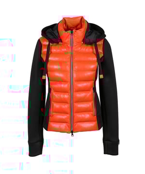 Stylische Lederjacke mit wattierter Front für Wärme und markanten Look. Die Ärmel aus flexiblem Textilmaterial sorgen für Komfort, während die integrierte Kapuze zusätzlichen Schutz bei wechselhaftem Wetter bietet. Praktische Eingrifftaschen runden das funktionale Design ab.