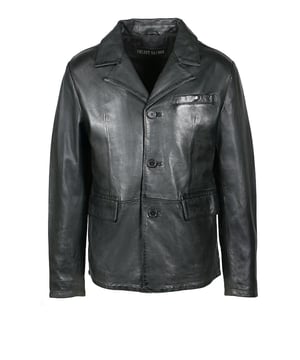 Diese außergewöhnliche Herren Lederjacke im Blazer-Stil ist die perfekte Mitte zwischen klassischer Eleganz und urbaner Coolness. Mit ihrem Reverskragen, dem 3-Knopf-Verschluss und den dezenten Pattentaschen verleiht sie jedem Outfit eine stilvolle Note.