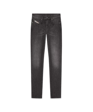 94% Katoen, 5% Polyester, 1% Elastaan. Stof: Denim, Stretch. Ontwerp: Badge. Zakken: 2 zijzakken, 2 achterzakken, 1 muntzakje. Sluiting: Knoop, Ritsgat. Riemlussen, Taps toelopende pijpen. Geschikt voor: Slank.