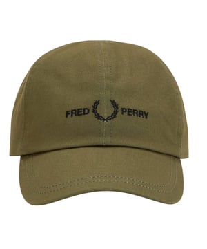 100% Baumwolle. Marke: Fred Perry. Gewebe: Twill. Design: Logo, bedruckt. 2-reihiges Nähen, Mit gebogenem Rand, Verkleidet. Gewebetechnik: langlebig. Verstellbare Schnalle, Karabiner-Haken.