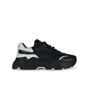 Daymaster sneakers Dolce&Gabbana van zwart leer.contrasterende witte details.wit lederen teller met gouden logo.platte veters.lederen binnenzool met logolabel.witte rubberen zool.100% kalfsleer.Made in Italy.