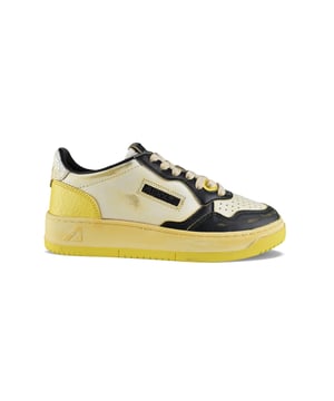 Lage sneakers Autry Supervintage in wit, zwart en geel leer.Logopatch aan de buitenkant. Gele hak van crackle-leer met logo.Tong met logopatch.Rubberen zool met vintagedecor. Vetersluiting. Geperforeerde ronde teen.Versleten en verweerd effect.100% leer.