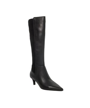 Impeccably crafted in smooth leather, Sultry exudes understated elegance. Designed with a sleek pointed toe and a refined kitten heel, it offers all-day wearability without compromising on style. The partial inside zip ensures a seamless fit, while its timeless silhouette makes it a versatile choice for both polished day looks and sophisticated evening ensembles.