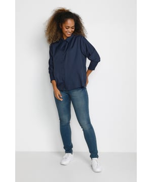 Deze blouse met knoopsluiting is ontworpen met een losse pasvorm, klassieke kraag en 3/4-mouwen met elastische manchetten. Ideaal voor dagelijks gebruik.