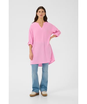 Tuniek top met recht, soepel silhouet, V-hals met inkeping en lange mouwen met knoopdetail. Zachte, gladde uitstraling en bovenbeenlengte.