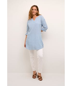 Gestreepte tuniekblouse met rechte pasvorm, splitkraag en lange mouwen die oprolbaar zijn. Zachte, subtiel getextureerde afwerking voor een relaxte look.