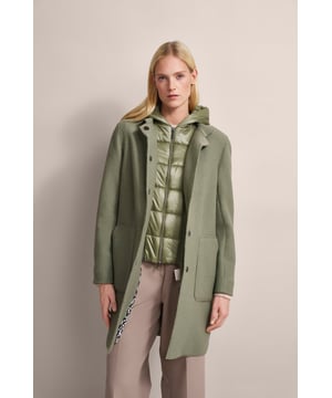 Erlebe Komfort und Stil des bugatti Parkas, perfekt für die modebewusste Frau. Dieser Parka kombiniert gekochte Schurwolle mit Details aus Nylon und bietet mit seinem herausnehmbaren Westeneinsatz und der Flexcity- Innenausstattung ultimativen Tragekomfort. Feminin und funktional mit einem kleinen Stehkragen und abnehmbarer Kapuze - ideal für jede Wetterlage!