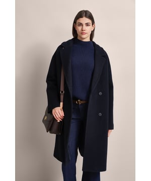Erlebe die Vielseitigkeit des modernen Oversized-Mantels von bugatti. Dieser zweireihige Mantel mit elegantem Reverskragen und klassischen Schubtaschen lässt sich sowohl feminin als auch sportiv kombinieren. Die Flexcity-Innenausstattung und der Woll-Mix sorgen für Komfort, während der Futterprint farbige Akzente setzt. Ein stilvoller Allrounder für deine Garderobe!