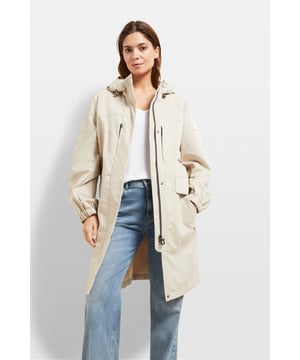 Unser lässiger Parka ist nicht nur ein Schutz vor Wind und Wetter, sondern auch ein modisches Statement. Hergestellt aus wasserabweisender, Two-tone-Baumwollqualität vereint er Funktionalität mit zeitgemäßem Design. Die Kapuze schützt vor unerwarteten Regenschauern, während die Schub- und Reißverschlusstaschen Platz für Essentials bieten. Der integrierte Tunnelzug in der Taille verleiht dem Parka eine feminine Silhouette und ermöglicht eine individuelle Anpassung.