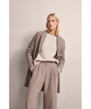 Entdecke den leichten und eleganten Kurzmantel von bugatti, der Komfort und Stil perfekt vereint. Gefertigt aus sommerlicher Wolle, besticht dieser Mantel mit einem femininen Kragenbild und der Flexcity-Ausstattung für maximalen Tragekomfort. Die fließenden Innenakzente setzen sommerliche Highlights. Ein idealer Begleiter für Übergangswetter!