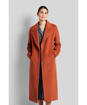 Der moderne, lange Oversized-Mantel von bugatti begeistert durch seine cleane Optik und die weiche Wollware. Die leicht überschnittene Silhouette kann sowohl feminin als auch sportiv kombiniert werden. Die komfortable Flexcity-Ausstattung im Inneren sorgt zudem für ein einzigartiges Tragegefühl. Ein perfekter Alltagsbegleiter. Der Futterprint setzt farbliche Akzente.