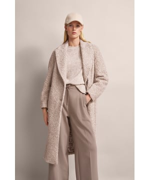 Entdecke den modernen Charme des Oversized-Mantels von bugatti. Seine leicht überschnittene Silhouette bietet vielseitige Styling-Optionen und garantiert durch den Comfort Fit eine hohe Bewegungsfreiheit. Gefertigt aus einem edlen Woll-Mix ist dieser Mantel mit seinem eleganten Reverskragen der ideale Begleiter für jeden Tag.