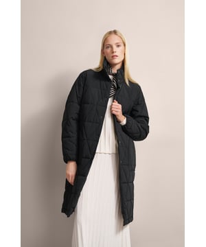 Bleib warm und stilvoll mit dem bugatti Parka! Diese Jacke in Regular Fit mit lässigem Schnitt und femininem Steppmuster bietet ideale Wärmeisolation dank Sorona-Füllung. Ausgestattet mit einem modernen Stehkragen, aufgesetzten Taschen sowie Innentaschen setzt sie ein modisches Statement.