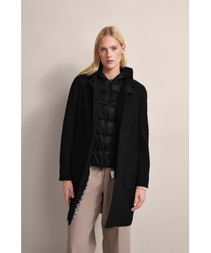 Ervaar het comfort en de stijl van de bugatti parka, perfect voor de modebewuste vrouw. Deze parka combineert gekookte scheerwol met nylon details en biedt ultiem comfort met zijn uitneembare inzetstuk en Flexcity voering. Vrouwelijk en functioneel met een kleine opstaande kraag en afneembare capuchon - ideaal voor alle weersomstandigheden!