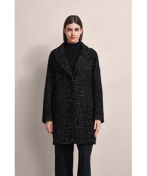 Umhülle dich mit Eleganz mit dem Wollmantel von bugatti. Dieser Mantel in leichter Oversized-Silhouette bietet neben einem eleganten Reverskragen und bequemen Taschenleisten auch höchsten Tragekomfort dank der innovativen Flexcity-Innenausstattung. Er ist ideal für die modebewusste Frau, die Wert auf Stil und Bewegungsfreiheit legt.