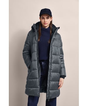 Entdecke den stilvollen bugatti Steppmantel, der dich mit moderner Eleganz warm hält. Der Mantel verfügt über eine abnehmbare Kapuze mit Kunstpelzdetails. Mit seinem Loose Fit, seinem Stehkragen und seiner farblich akzentuierten Innenausstattung ist er ein echtes Highlight für kalte Tage.