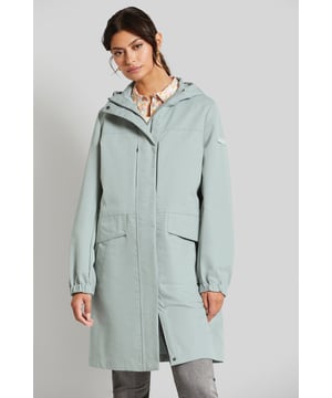 Onze casual parka biedt niet alleen bescherming tegen weer en wind, maar maakt ook een fashion statement. Hij is gemaakt van waterafstotend, tweekleurig katoen en combineert functionaliteit met eigentijds design. De capuchon beschermt tegen onverwachte regenbuien, terwijl de steek- en ritszakken ruimte bieden voor essentiële spullen. Het geïntegreerde trekkoord in de taille geeft de parka een vrouwelijk silhouet en maakt het mogelijk om hem op maat te maken.