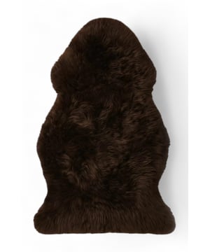 Verwandeln Sie Ihren Raum mit der natürlichen Schönheit und luxuriösen Weichheit dieses echten Schaffellteppichs. Dieses Premium-Fell misst 90 x 60 cm, ist aus echter Schaffellwolle gefertigt und bietet eine seidige, flauschige Textur, die jedem Raum Wärme, Komfort und Eleganz verleiht. Schaffellteppiche sind von Natur aus atmungsaktiv und strapazierfähig, also nicht nur stilvoll, sondern auch praktisch und damit eine zeitlose Ergänzung Ihrer Inneneinrichtung. Dieses Schaffell eignet sich perfekt als Bodenteppich, Sofaüberwurf oder Bettakzent und bringt einen Hauch von gemütlichem Luxus in jede Umgebung. Wichtige Eigenschaften • Echte Schaffellwolle – 100 % echtes Schaffell, weich, seidig und natürlich luxuriös. • Premium-Qualität – Sorgfältig ausgewähltes Fell mit einem plüschigen, flauschigen Flor. • Größe: 90 x 60 cm (ca.) – Ideal für Schlafzimmer, Wohnzimmer, Kinderzimmer oder als Akzentstück. • Natürlich und atmungsaktiv – Schaffell reguliert die Temperatur und hält Sie im Winter warm und im Sommer kühl. • Weiche, seidige Textur – Verleiht Ihrer Inneneinrichtung sofort Komfort und Stil. • Vielseitig einsetzbar – Kann als Bodenteppich, Stuhlbezug, Sofaüberwurf oder Bettläufer verwendet werden. • Strapazierfähig und langlebig – Hochwertige Wolle, die ihre Schönheit mit der Zeit behält. • Einfach zu stylen – Passt zu modernen, rustikalen oder klassischen Inneneinrichtungen. Perfekt für • Gemütlichkeit in Ihrem Wohnzimmer oder Schlafzimmer • Kinderzimmerdeko für weichen, natürlichen Komfort • Sofa- oder Stuhlüberwurf für zusätzliche Wärme • Ein durchdachtes Luxusgeschenk für Einweihungsfeiern, Hochzeiten oder besondere Anlässe Warum Schaffell wählen? Anders als synthetische Teppiche bietet echtes Schaffell natürliche Weichheit, seidige Fasern und einzigartige Strapazierfähigkeit. Jedes Fell ist einzigartig und verleiht Ihrem Zuhause einen Hauch von authentischem Luxus