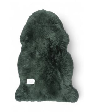 Verwandeln Sie Ihren Raum mit der natürlichen Schönheit und luxuriösen Weichheit dieses echten Schaffellteppichs. Dieses Premium-Fell misst 90 x 60 cm, ist aus echter Schaffellwolle gefertigt und bietet eine seidige, flauschige Textur, die jedem Raum Wärme, Komfort und Eleganz verleiht. Schaffellteppiche sind von Natur aus atmungsaktiv und strapazierfähig, also nicht nur stilvoll, sondern auch praktisch und damit eine zeitlose Ergänzung Ihrer Inneneinrichtung. Dieses Schaffell eignet sich perfekt als Bodenteppich, Sofaüberwurf oder Bettakzent und bringt einen Hauch von gemütlichem Luxus in jede Umgebung. Wichtige Eigenschaften • Echte Schaffellwolle – 100 % echtes Schaffell, weich, seidig und natürlich luxuriös. • Premium-Qualität – Sorgfältig ausgewähltes Fell mit einem plüschigen, flauschigen Flor. • Größe: 90 x 60 cm (ca.) – Ideal für Schlafzimmer, Wohnzimmer, Kinderzimmer oder als Akzentstück. • Natürlich und atmungsaktiv – Schaffell reguliert die Temperatur und hält Sie im Winter warm und im Sommer kühl. • Weiche, seidige Textur – Verleiht Ihrer Inneneinrichtung sofort Komfort und Stil. • Vielseitig einsetzbar – Kann als Bodenteppich, Stuhlbezug, Sofaüberwurf oder Bettläufer verwendet werden. • Strapazierfähig und langlebig – Hochwertige Wolle, die ihre Schönheit mit der Zeit behält. • Einfach zu stylen – Passt zu modernen, rustikalen oder klassischen Inneneinrichtungen. Perfekt für • Gemütlichkeit in Ihrem Wohnzimmer oder Schlafzimmer • Kinderzimmerdeko für weichen, natürlichen Komfort • Sofa- oder Stuhlüberwurf für zusätzliche Wärme • Ein durchdachtes Luxusgeschenk für Einweihungsfeiern, Hochzeiten oder besondere Anlässe Warum Schaffell wählen? Anders als synthetische Teppiche bietet echtes Schaffell natürliche Weichheit, seidige Fasern und einzigartige Strapazierfähigkeit. Jedes Fell ist einzigartig und verleiht Ihrem Zuhause einen Hauch von authentischem Luxus
